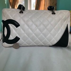 CHANEL quilted leather bag